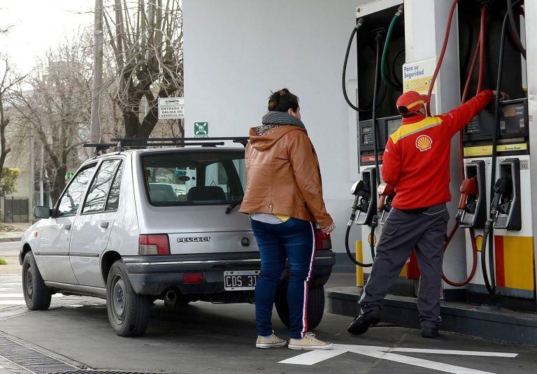 Crece el pánico en la gente por un posible incremento en las naftas y muchos salieron a llenar el tanque.