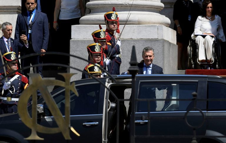 Argentine President Mauricio Macri (C) waves at the cameras next to Argentina's Vice-President Gabriela Michetti (R) after the inauguration of the 136th period of ordinary sessions at the Congress in Buenos Aires, Argentina on March 1, 2018. / AFP PHOTO / JUAN MABROMATA