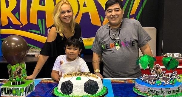 Verónica Ojeda y Diego Maradona en el sexto cumpleaños de Dieguito Fernando, celebrado en México a comienzos de 2019 (Instagram).