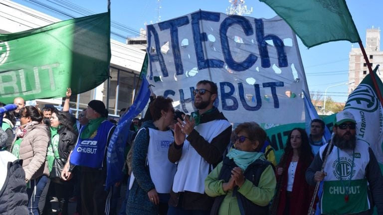 Con respecto a un próximo encuentro con los gremios, Cassutti indicó que “si el condicionamiento es el no descuento por los días de paro, ya ha sido resuelto por el Gobernador y su Gabinete, incluso ya están cargados los descuentos y no tienen vuelta atrás”.