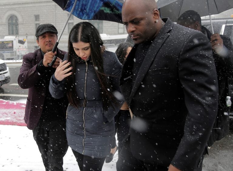 Emma Coronel, al llegar a la corte. (AP)