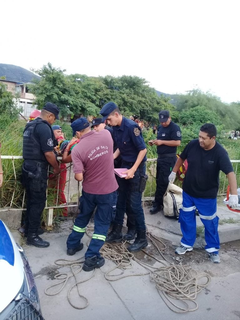 un auto cayó al canal de la avenida Yrigoyen. (Policía de Salta)