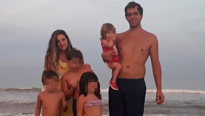 Juan Cruz Chirino, vacacionando junto a Soledad y los cuatro niños.