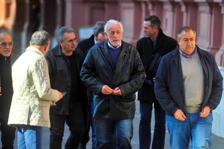 Roberto Fernández, de UTA y la CGT, saliendo de Casa Rosada (Archivo)