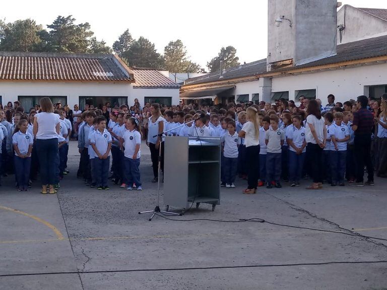 Acto de inicio del ciclo lectivo en la Escuela 27 de Tres Arroyos