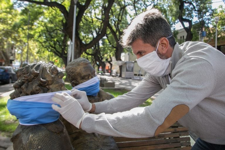 El intendente de Ciudad colocó los tapabocas. Gentileza.