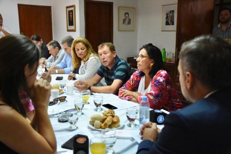 Ramón Mestre y dirigentes de la Unión Cívica Radical emitieron un documento pidiendo a Schiaretti una serie de medidas.