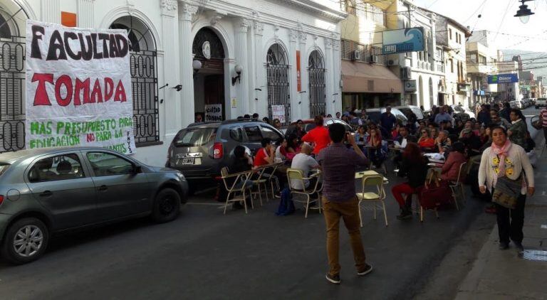 Alumnos jujeños realizaron clases públicas como protesta en defensa de la Universidad Nacional