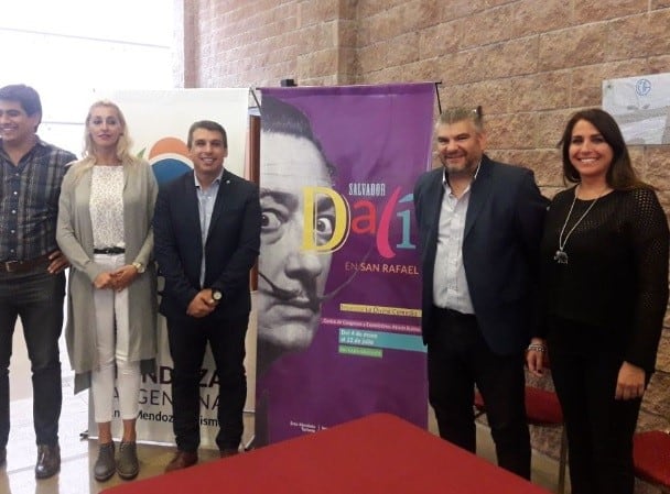 El secretario Diego Gareca (a la derecha) dejó inaugurada la presentación de las obras de "Salvador Dalí".