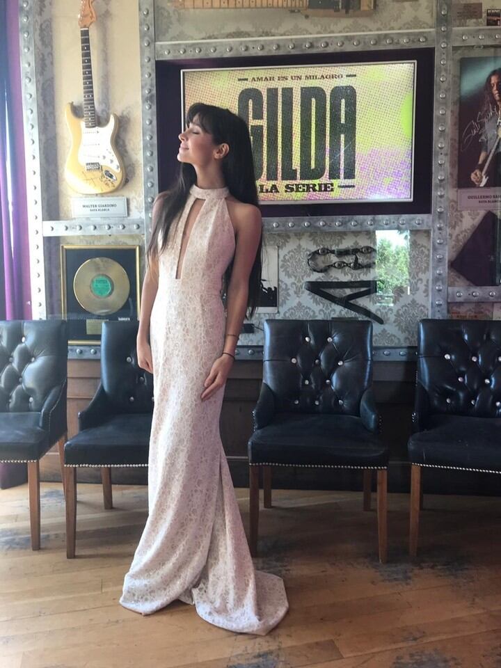 Brenda Asnicar, durante la presentación de la serie de Gilda, luciendo un diseño de Las Oreiro.