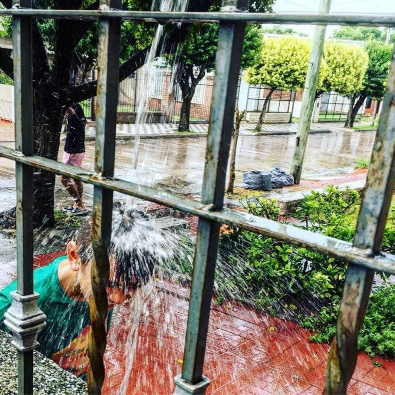 Las fotos de los adolescentes cordobeses jugando bajo la lluvia fueron tomadas por Juan Pablo Rodríguez, en barrio Los Naranjos.