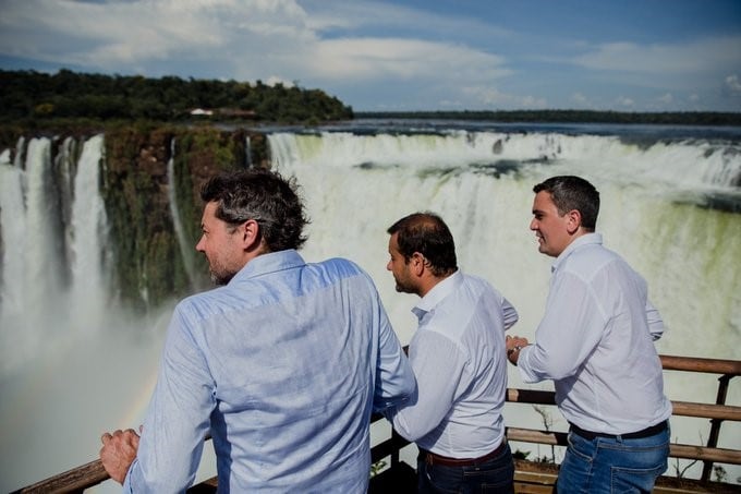 El gobernador Oscar Herrera Ahuad (centro) junto a los ministros de Turismo de la Nación, Matías Lammens, y de Misiones, José María Arrúa. (Misiones Online)