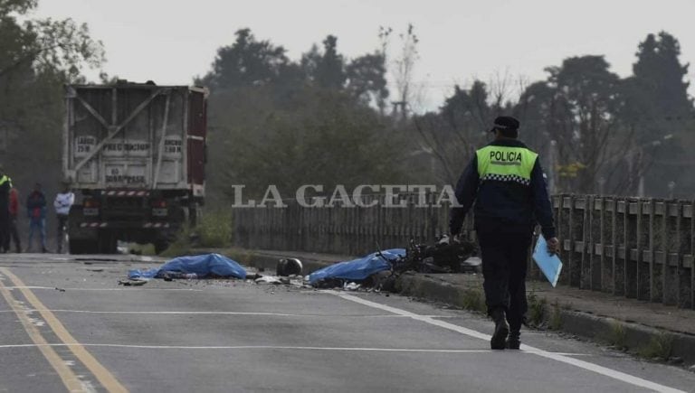 Los cuerpos de las víctimas yacen en el cemento de la ruta 38.