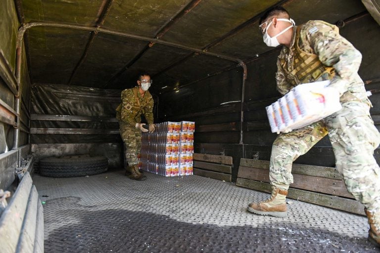 Personal militar empezó a trabajar en el armado de bolsones para repartir en Rosario. (Min. Defensa)