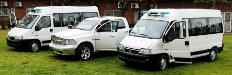 Las combies y la camioneta 4x4 que recibió Jujuy para el Ministerio de Salud.