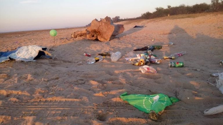 La fiesta en la playa incluyó música y DJ pero dejó gran cantidad de basura en la arena. (Facebook)