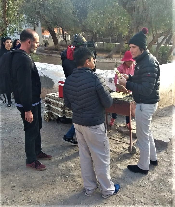 Una pausa para recuperar energía, degustando una tortilla en la esquina de la Iglesia Santa Rosa de Lima.