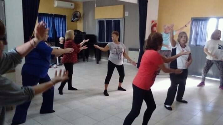 Practican  canto, ajedrez, yoga, biodanza, y educación física, entre otras actividades.