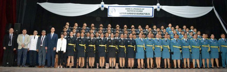 La ceremonia comenzó con la entonación del Himno Nacional Argentino interpretado por la Banda de Música “Tacita de Plata” y coreado los presentes. Luego se pronunció una invocación religiosa destinada a los nuevos policías y penitenciarios.