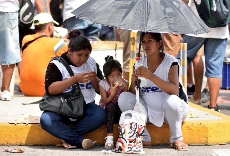 DYN15, BUENOS AIRES 23/02/2017, LA CORRIENTE CLASISTA Y COMBATIVA (CCC)  CORTA EN AV 9 DE JULIO Y CORRIENTES  EN RECLAMO DE LA REGLAMENTACION DE LA LEY DE EMERGENCIA SOCIAL. FOTO:DYN/LUCIANO THIEBERGER.