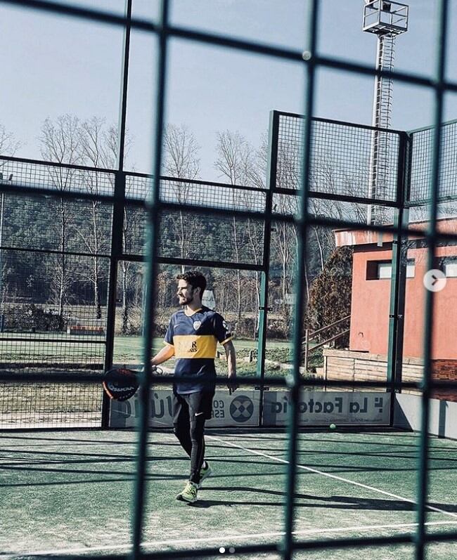 Albert Baro vistiendo una camiseta de Boca Juniors.