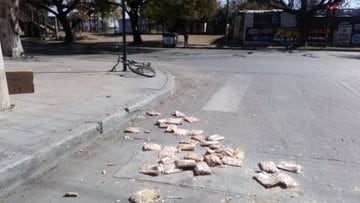 Violenta discusión de tránsito entre una mujer y un vendedor de cubanitos que luego le rompió el parabrisas del auto de un cascotazo. (Twitter Alejandro Pozo)