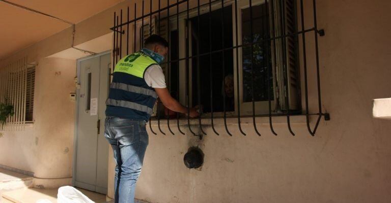 Entrega de kits sanitarios en la Ciudad de Mendoza.