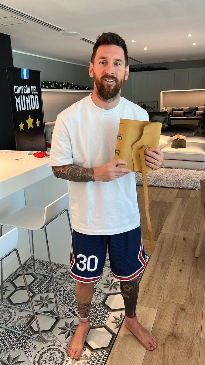 Leo recibió un libro con firmas y mensajes de sus vecinos cuando salió campeón mundial en Qatar.