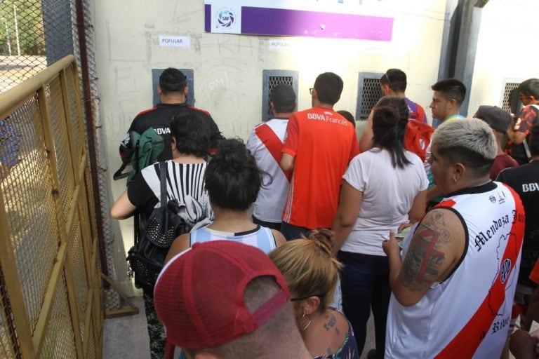 Hinchas de River comprando entrada en Mendoza. Foto: diario El Sol.