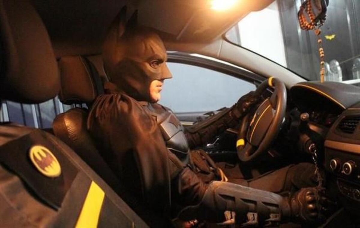 Disfrazado de Batman, hace cuatro años alegra a los chicos internados en La Plata