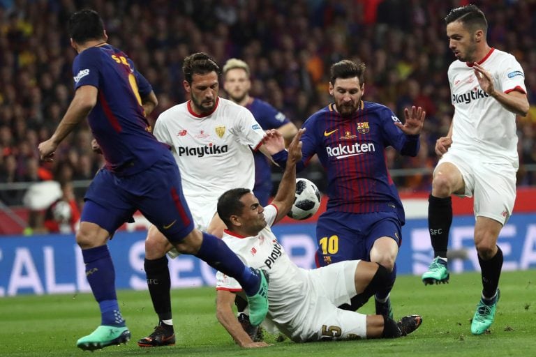 barcelona campeon campeones del torneo copa


 Madrid, 21/04/2018.- El delantero argentino del FC Barcelona, Leo Messi (2d), intenta llevarse el balón ante los jugadores del Sevilla, Franco Vázquez (2i), Gabriel Mercado (3i) y Pablo Sarabia, durante el encuentro correspondiente a la final de la Copa del Rey que disputan esta noche en el estadio Wanda Metropolitano, en Madrid. EFE/Kiko Huesca. españa  campeonato torneo copa del rey 2018 futbol futbolistas partido barcelona sevilla