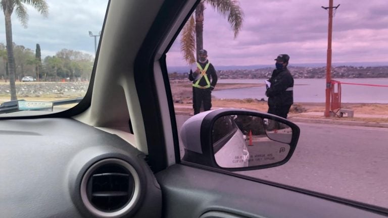 Controles policiales en la costanera de Villa Carlos Paz.