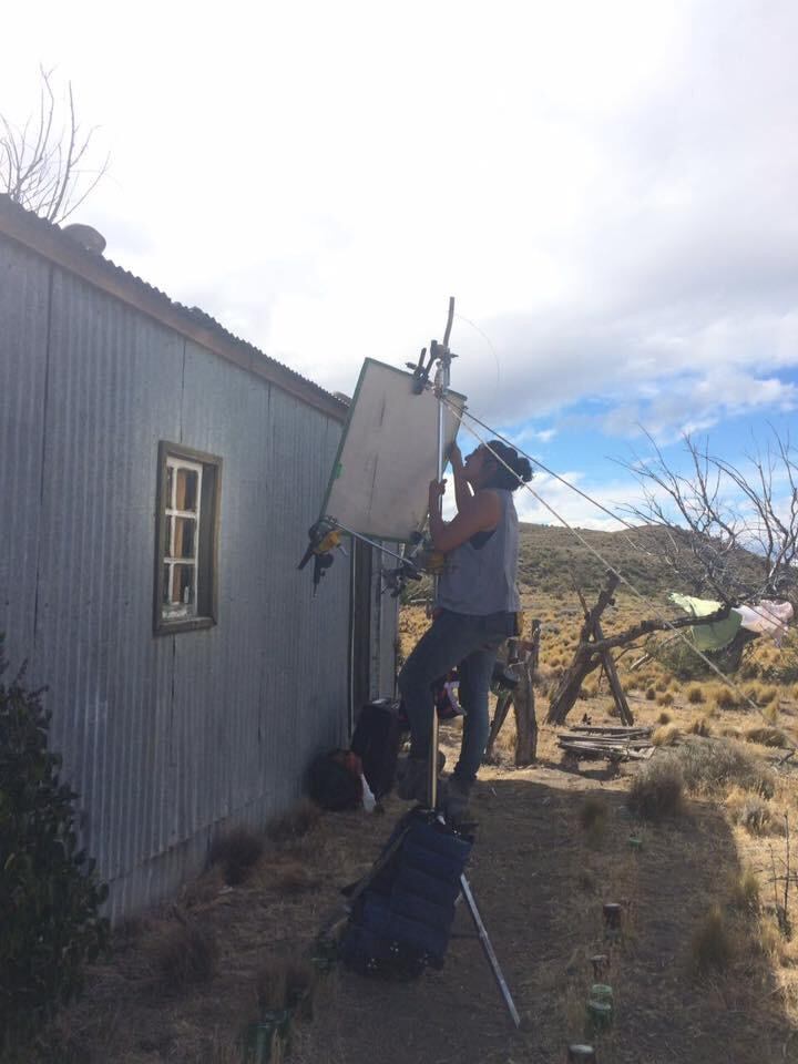 Lu en plena tarea durante una filmación.