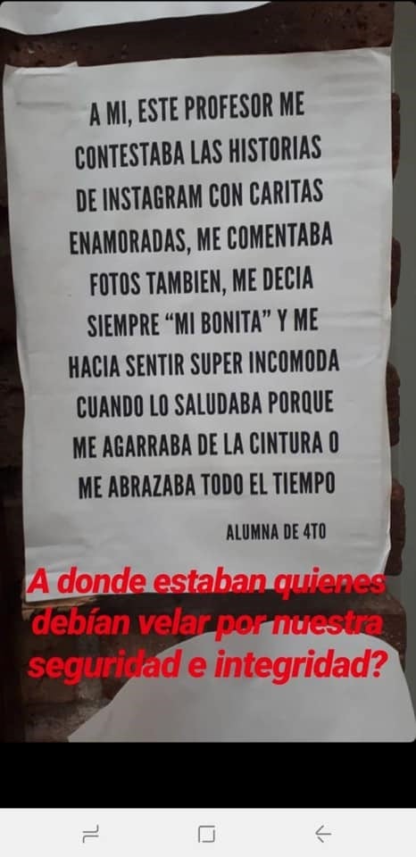 Carteles donde denuncian acoso.