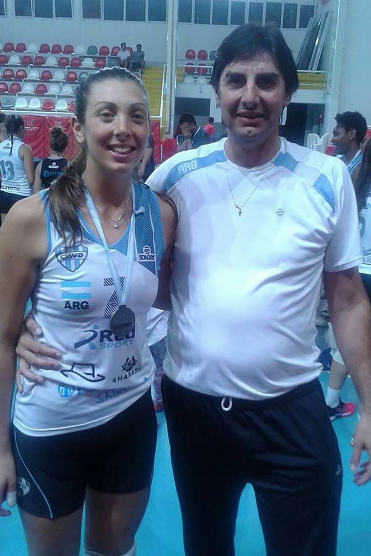 Julia se crió jugando al voley sin saber que su padre biológico era un apasionado de ese deporte.