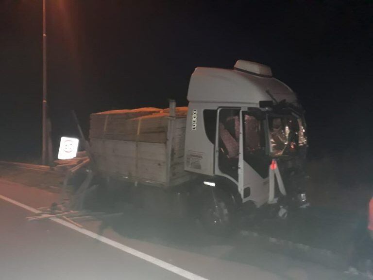 Uno de los cuatro vehiculos que chocaron en cadena cerca de las 4,30 AM.