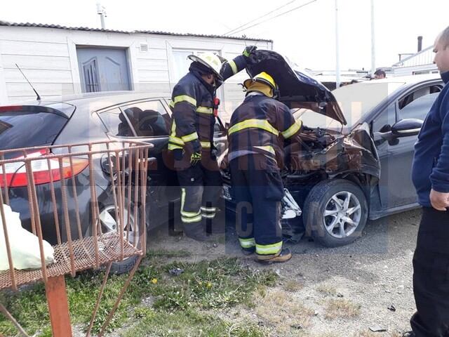 Colisionaron dos automóviles y embistieron a otro vehículo estacionado. Foto/Resumen Policial.