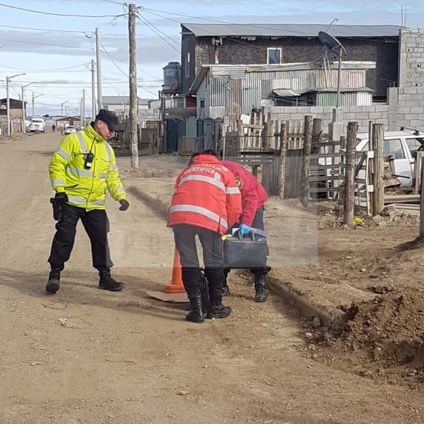 Personal de la comisaría 4ta junto a la Policía Cientifica.