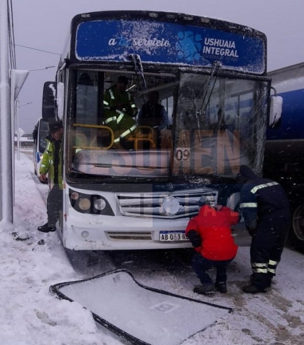 Colectivo chocó contra un camión