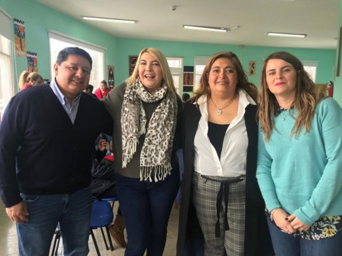 La gobernadora hizo entrega de anteojos a niños y adolescentes de la ciudad de Tolhuin