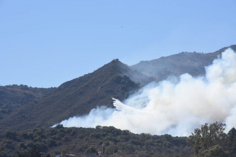 Incendio en Vaquerías, combatido por los bomberos de Córdoba.