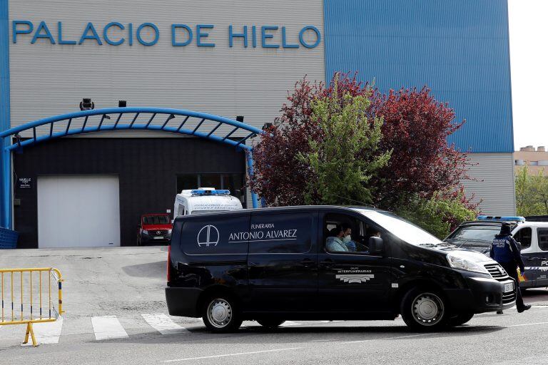 Un coche fúnebre sale del Palacio de Hielo (Foto: Chema Moya/EFE)