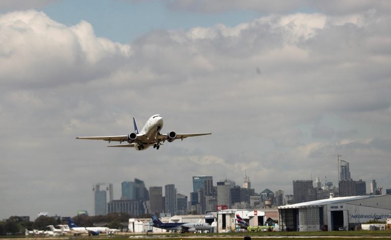 Fotografía de un avión de Aerolíneas Argentinas tras decolar en el Aeroparque (EFE)