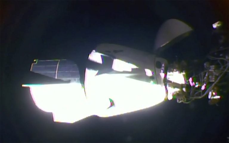 El momento en que la Crew Dragon se acopló con la Estación Espacial Internacional.