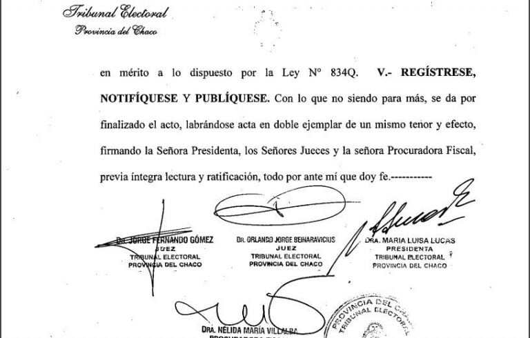 La firma de los jueces del Tribunal Electioral en el acta que definió el descarte del voto electrónico para el 10 de noviembre.