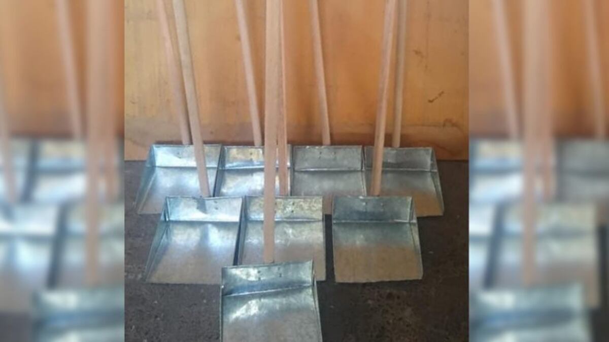 Fabrica palas para ayudar a su familia porque su padre sufrió un ACV