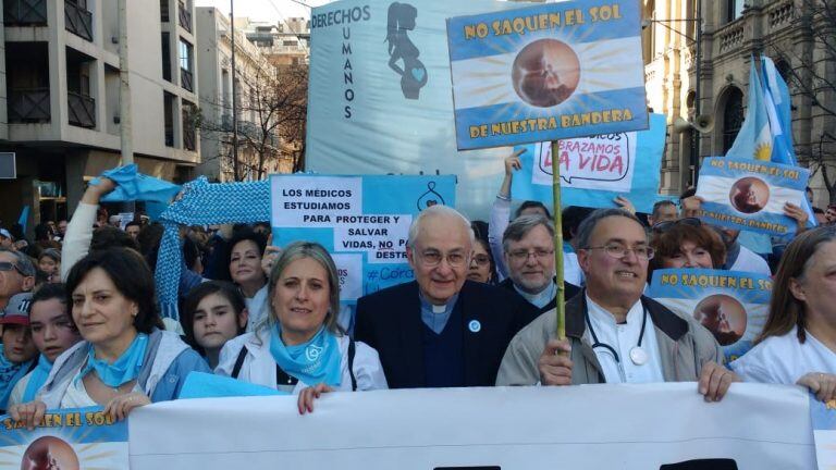 Marcha pro vida en Córdoba encabezada por el arzobispo Carlos Ñañez.