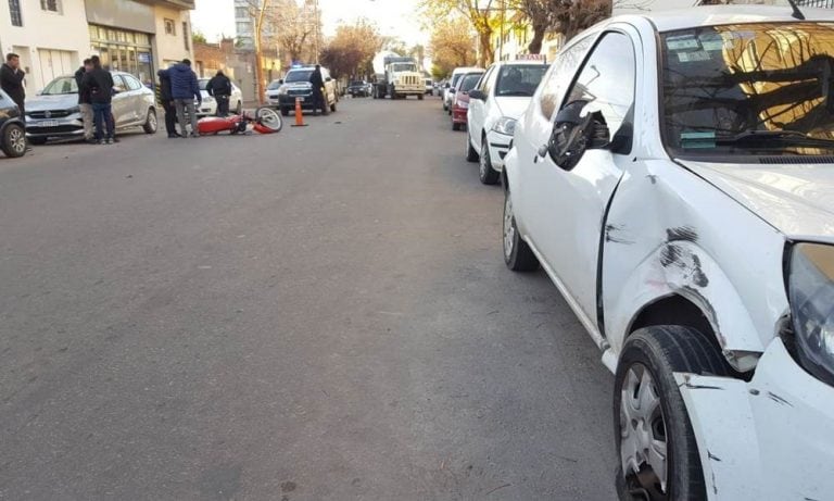 Un motociclista herido tras un choque contra un auto