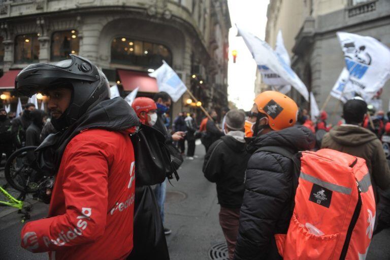 Movilización de trabajadores de aplicaciones de delivery frente a la Legislatura porteña. (Clarín)