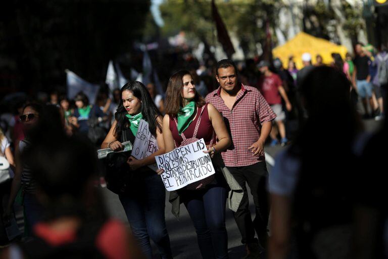 Multitudinaria marcha por el Día Internacional de la Mujer.